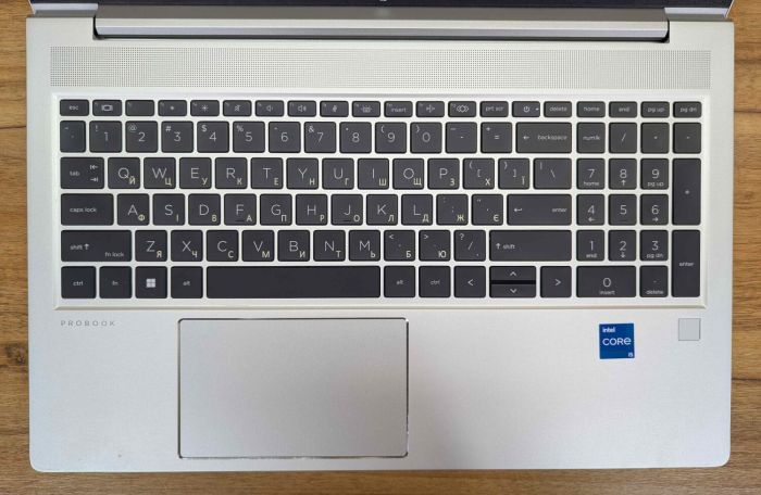 Ноутбук HP ProBook 450 G9 / 15.6" (1920x1080) IPS / Intel Core i5-1235U (10 (12) ядер по 3.3 - 4.4 GHz) / 16 GB DDR4 / 480 GB SSD / Intel Iris Xe Graphics / WebCam / TouchID / Windows 11 б/в - зображення 3