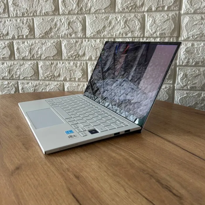 Ультрабук Б-клас Samsung Galaxy Book Ion White NP930XCJ-K03US / 13.3" (1920x1080) OLED / Intel Core i7-10510U (4 (8) ядра по 1.8 - 4.9 GHz) / 8 GB DDR4 / 256 GB SSD / Intel UHD Graphics / WebCam б/в - зображення 5