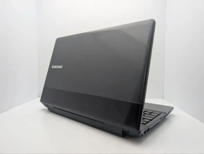 Ноутбук Samsung NP300E5C / 15.6" (1366x768) TN / Intel Core i5-3210M (2 (4) ядра по 2.5 - 3.1 GHz) / 6 GB DDR3 / 500 GB HDD / nVidia GeForce GT 620M, 1 GB GDDR3, 64-bit / WebCam / DVD-ROM б/в - зображення 8