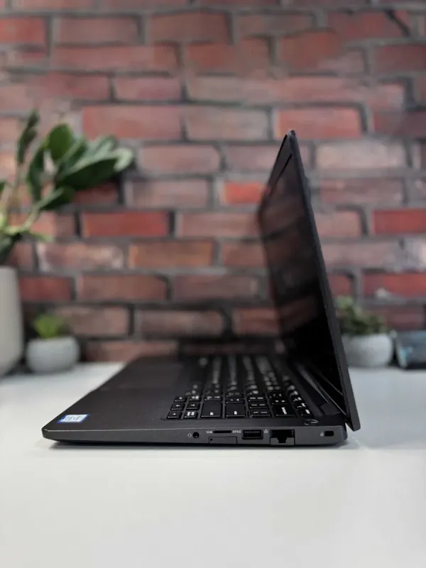 Ультрабук Dell Latitude 5300 / 13.3" (1920x1080) IPS / Intel Core i5-8365U (4 (8) ядра по 1.6 - 4.1 GHz) / 8 GB DDR4 / 256 GB SSD M.2 / Intel UHD Graphics 620 / WebCam / Windows 10 Pro б/в - зображення 5