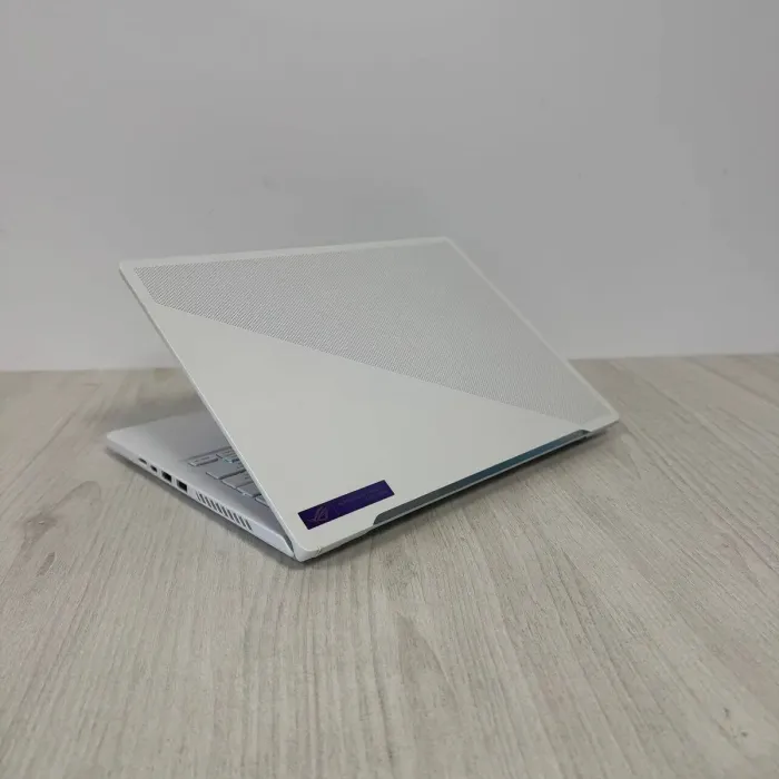 Ігровий ноутбук Б-класу Asus ROG Zephyrus G14 GA402RJ / 14" (2560x1600) IPS / AMD Ryzen 9 6900HS (8 (16) ядер по 3,3 - 4,9 ГГц) / 16 ГБ DDR5 / 1000 ГБ SSD NVMe / AMD Radeon RX 6700S, 8 ГБ GDDR6, 128-біт / Веб-камера б/в - зображення 5