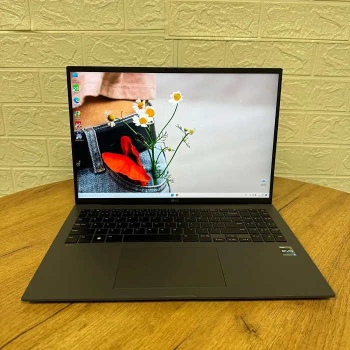 Ультрабук LG Gram 16Z90R / 16" (2560x1600) IPS / Intel Core i5-1340P (12 (16) ядер по 3.4 - 4.6 GHz) / 16 GB DDR5 / 512 GB SSD / Intel Iris Xe Graphics / WebCam б/в - зображення 2