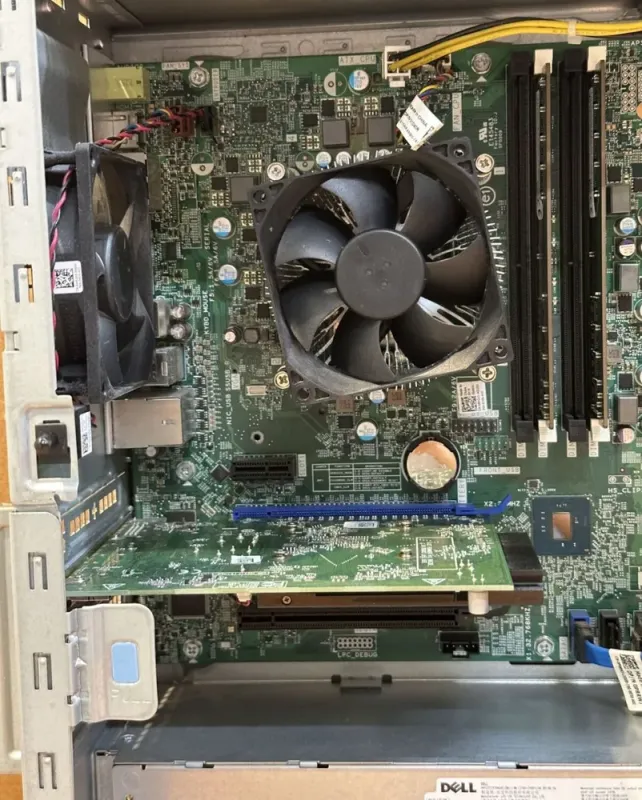 Ігровий ПК Dell OptiPlex 7050 Tower / Intel Core i7-7700 (4 (8) ядра по 3,6 - 4,2 ГГц) / 16 ГБ DDR4 / без HDD / AMD Radeon R7 450, 4 ГБ GDDR5, 128-біт / 240 Вт / DVD-ROM / DisplayPort б/в - зображення 11