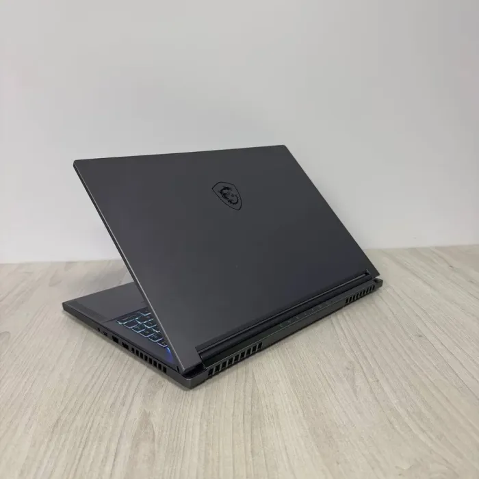 Ігровий ноутбук Б-класу MSI Creator 16 AI Studio A1VHG / 16" (3840x2400) IPS / Intel Core Ultra 9 185H (16 (22) ядер по 3,9 - 5,1 ГГц) / 32 ГБ DDR5 / 1000 ГБ SSD NVMe / nVidia GeForce RTX 4080, 12 ГБ GDDR6, 192-bit / WebCam б/в - зображення 6