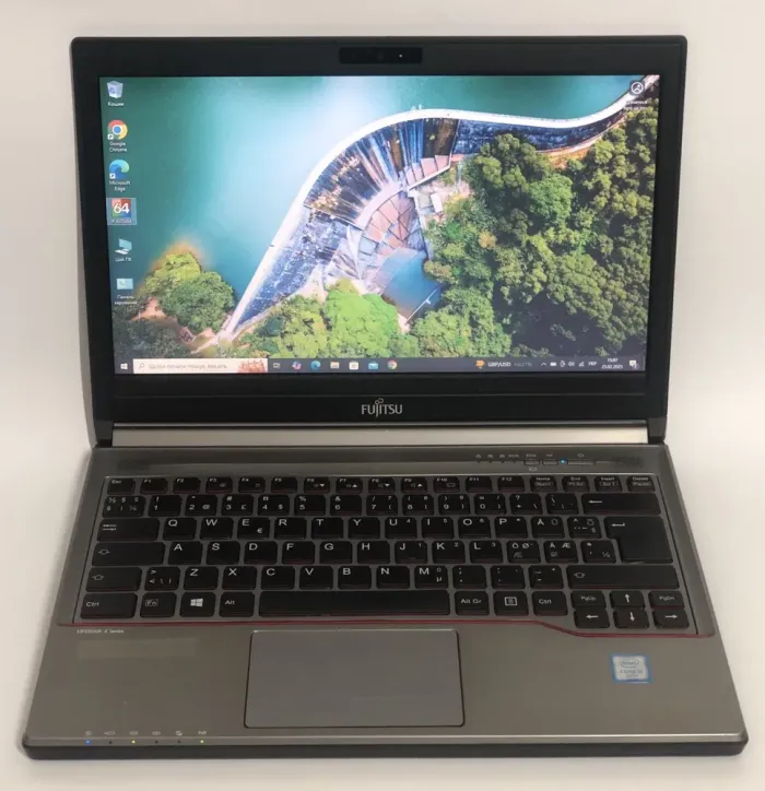 Ноутбук Б-клас Fujitsu Lifebook E736 / 13.3" (1366x768) TN / Intel Core i5-6300U (2 (4) ядра по 2.4 - 3.0 GHz) / 8 GB DDR4 / 500 GB HDD / Intel HD Graphics 520 / WebCam / Win 10 Pro б/в - зображення 2