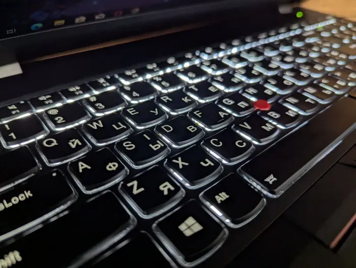 Ноутбук Lenovo ThinkPad T570 / 15.6" (1920x1080) IPS / Intel Core i7-6600U (2 (4) ядра по 2.6 - 3.4 GHz) / 8 GB DDR4 / 240 GB SSD / Intel HD Graphics 520 / WebCam / Fingerprint / Windows 10 б/в - зображення 6