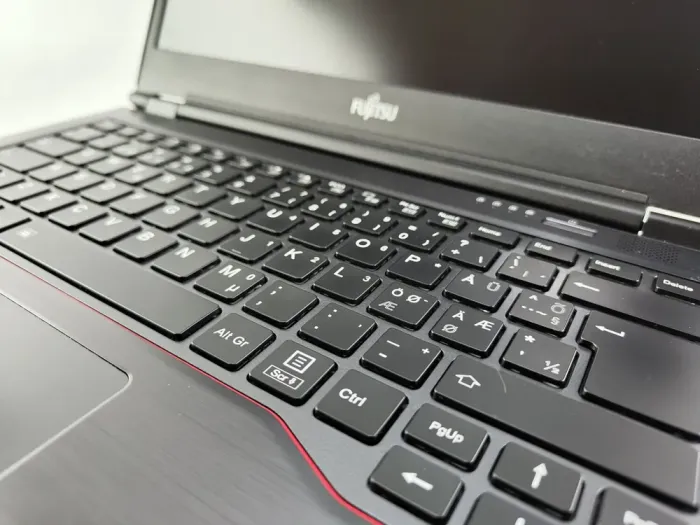 Ультрабук Fujitsu LifeBook U748 / 14" (1920x1080) IPS / Intel Core i7-8550U (4 (8) ядра по 1.8 - 4.0 GHz) / 16 GB DDR4 / 240 GB SSD / Intel UHD Graphics 620 / WebCam б/в - зображення 3