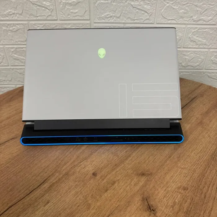 Ігровий ноутбук Dell Alienware m15 R4 White / 15.6" (1920x1080) IPS / Intel Core i7-10870H (8 (16) ядер по 2.2 - 5.0 GHz) / 32 GB DDR4 / 512 GB SSD / nVidia GeForce RTX 3070, 8 GB GDDR6, 256-bit / WebCam б/в - зображення 3