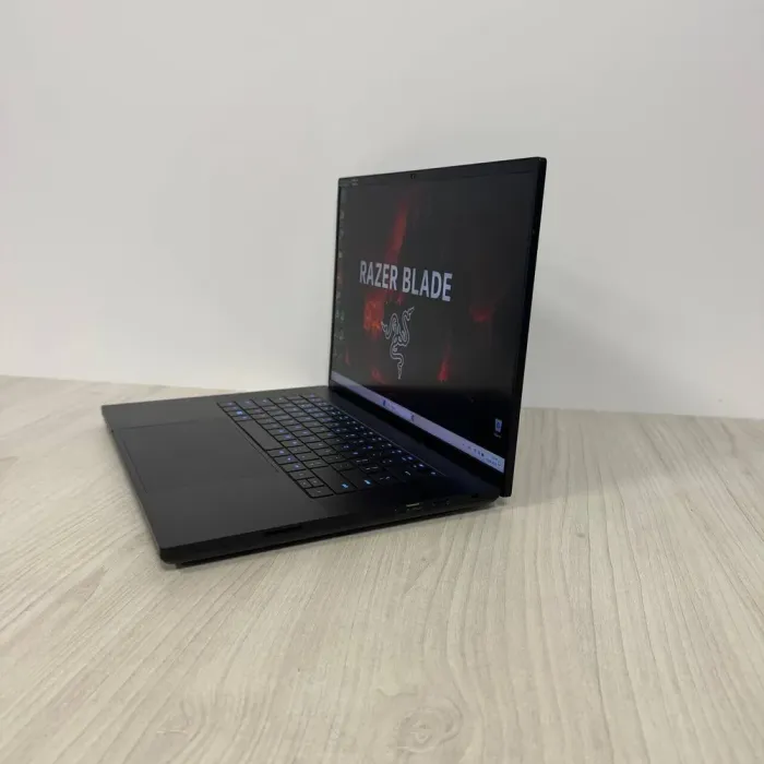 Ігровий ноутбук Razer Blade 16 RZ09-0483 / 16" (2560x1600) MiniLED / Intel Core i9-13950HX (24 (32) ядра по 2,2 - 5,5 ГГц) / 32 ГБ DDR5 / 2000 ГБ SSD NVMe / nVidia GeForce RTX 4090, 16 ГБ GDDR6, 256-біт / WebCam б/в - зображення 5