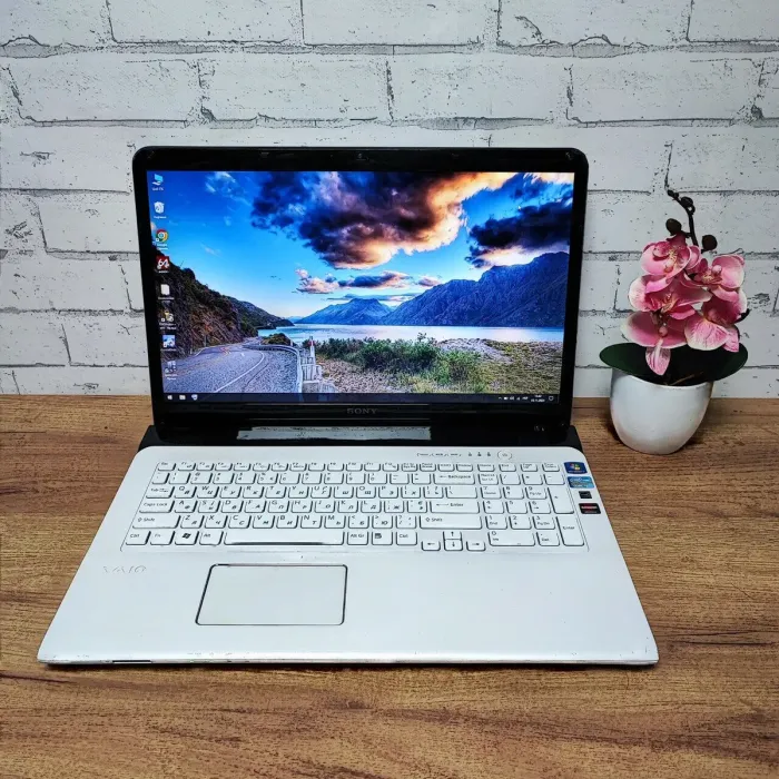 Ноутбук Б-клас Sony SVE171A11M / 17.3" (1600x900) TN / Intel Core i3-2370M (2 (4) ядра по 2.4 GHz) / 8 GB DDR3 / 128 GB SSD / AMD Radeon HD 7610M, 1 GB GDDR3, 128-bit / WebCam / DVD-ROM б/в - зображення 2