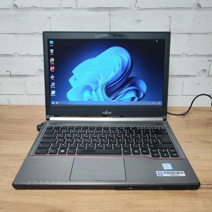 Ноутбук Б-клас Fujitsu LifeBook E736 / 13.3" (1920x1080) TN / Intel Core i5-6300U (2 (4) ядра по 2.4 - 3.0 GHz) / 8 GB DDR4 / 128 GB SSD / Intel HD Graphics 520 / WebCam / Без АКБ б/в - зображення 2