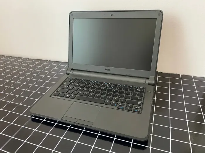 Ультрабук Б-клас Dell Latitude 3340 / 13.3" (1366x768) TN / Intel Core i5-4210U (2 (4) ядра по 1.7 - 2.7 GHz) / 8 GB DDR3 / 256 GB SSD / Intel HD Graphics 4400 / WebCam / HDMI / miniDP б/в - зображення 3