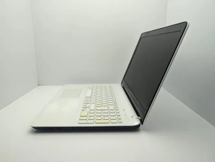 Ноутбук Sony SVF152C29M / 15.6" (1366x768) TN / Intel Pentium 2117U (2 ядра по 1.8 GHz) / 6 GB DDR3 / 320 GB HDD / Intel HD Graphics 2500 / WebCam б/в - зображення 6