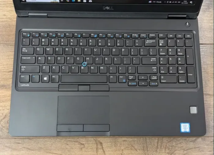 Ноутбук Dell Latitude 5580 / 15.6" (1920x1080) IPS / Intel Core i5-6300U (2 (4) ядра по 2.4 - 3.0 GHz) / 8 GB DDR4 / 250 GB SSD / Intel HD Graphics 520 / WebCam б/у - зображення 3