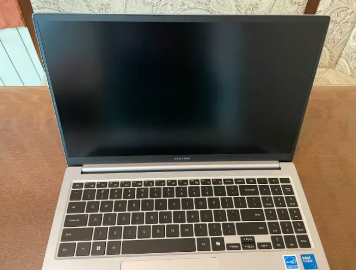 Ультрабук Samsung Galaxy Book4 / 15.6" (1920x1080) IPS / Intel Core 7 150U (10 (12) ядер по 4.0 - 5.4 GHz) / 16 GB DDR4 / 512 GB SSD / Intel Graphics / WebCam б/в - зображення 5