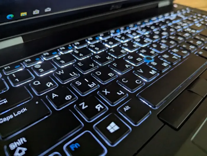 Ноутбук Dell Latitude E5570 / 15.6" (1920x1080) IPS / Intel Core i7-6820HQ (4 (8) ядра по 2.7 - 3.6 GHz) / 16 GB DDR4 / 512 GB SSD / AMD Radeon R7 M370, 2 GB GDDR5, 128-bit / WebCam / Windows 10 б/в - зображення 6