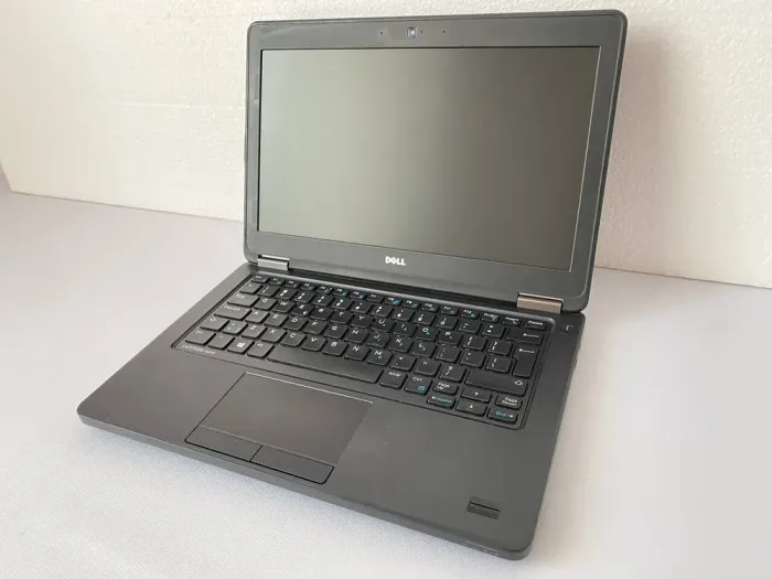 Нетбук Б-клас Dell Latitude E5250 / 12.5" (1366x768) TN / Intel Core i5-5300U (2 (4) ядра по 2.3 - 2.9 GHz) / 8 GB DDR3 / 240 GB SSD / Intel HD Graphics 5500 / WebCam / HDMI б/в - зображення 3