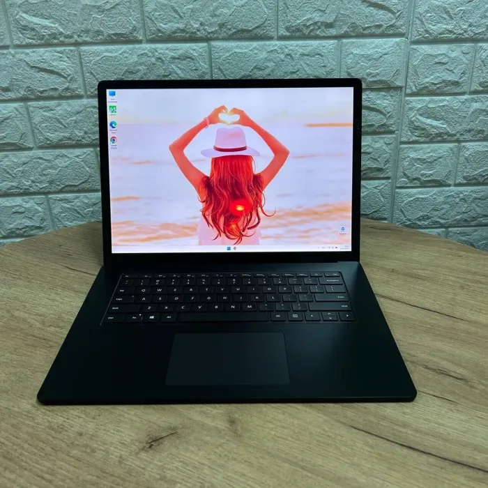 Ультрабук Microsoft Surface Laptop 4 Black / 15" (2496x1664) IPS Touch / AMD Ryzen 7 4980U (8 (16) ядер по 2.0 - 4.4 GHz) / 16 GB DDR4 / 512 GB SSD / AMD Radeon Graphics / WebCam б/в - зображення 2