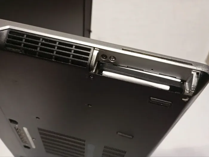 Ноутбук Б-клас Dell Latitude E6530 / 15,6" (1366x768) TN / Intel Core i5-3340M (2 (4) ядра по 2,7 - 3,4 ГГц) / 8 ГБ DDR3 / 120 ГБ SSD / Intel HD Graphics 4000 / Веб-камера / DVD-RW / АКБ не тримає заряд б/в - зображення 9