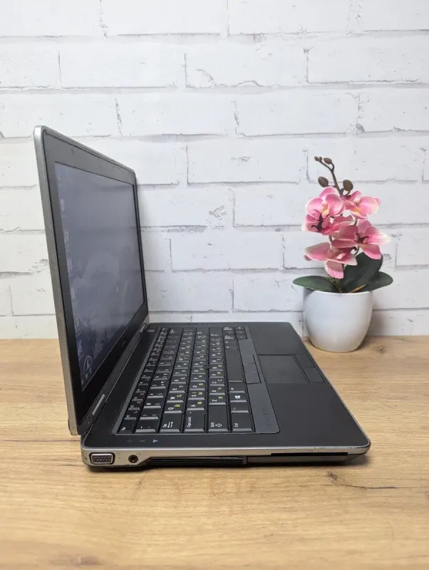 Ноутбук Б-клас Dell Latitude E6320 / 13.3" (1366x768) TN / Intel Core i5-2520M (2 (4) ядра по 2.5 - 3.2 GHz) / 8 GB DDR3 / 128 GB SSD / Intel HD Graphics 3000 б/в - зображення 3