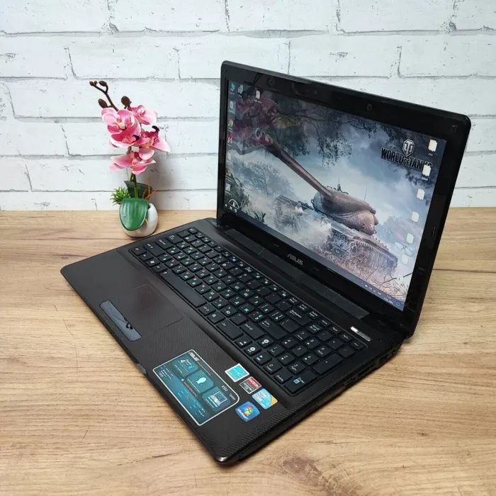 Ноутбук Asus K52J / 15.6" (1366x768) TN / Intel Core i7-740QM (4 (8) ядра по 1.73 - 2.93 GHz) / 8 GB DDR3 / 256 GB SSD / AMD Radeon HD 6370M, 1 GB GDDR3, 64-bit / WebCam / DVD-ROM б/в - зображення 4