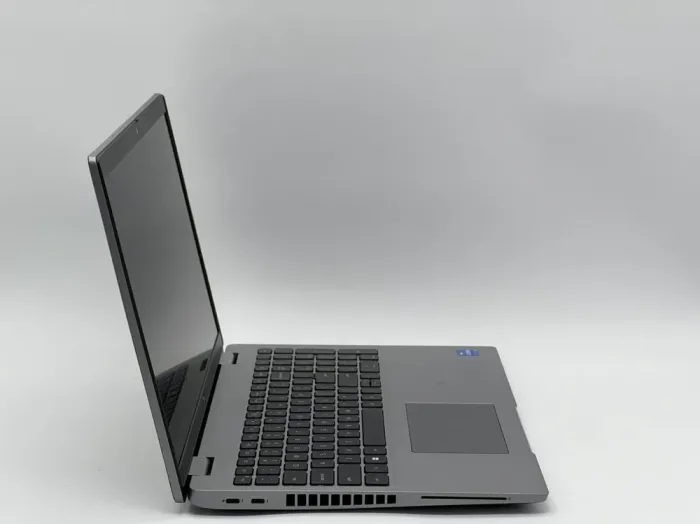 Ультрабук Dell Latitude 5530 / 15.6" (1920x1080) IPS / Intel Core i5-1245U (10 (12) ядер по 3.3 - 4.4 GHz) / 16 GB DDR4 / 240 GB SSD / Intel Iris Xe Graphics / WebCam б/в - зображення 3