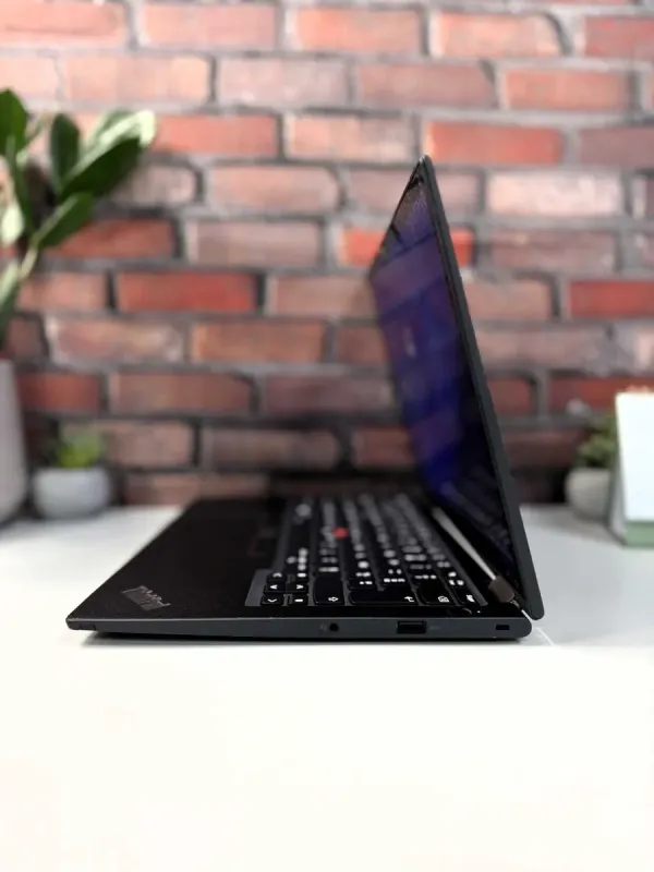 Ультрабук-трансформер Lenovo ThinkPad X13 Yoga Gen2 / 13.3" (1920x1080) IPS Touch / Intel Core i5-1145G7 (4 (8) ядра по 4.4 GHz) / 16 GB DDR4 / 256 GB SSD / Intel Iris Xe Graphics / WebCam / Стилус / Windows 10 Pro б/в - зображення 8