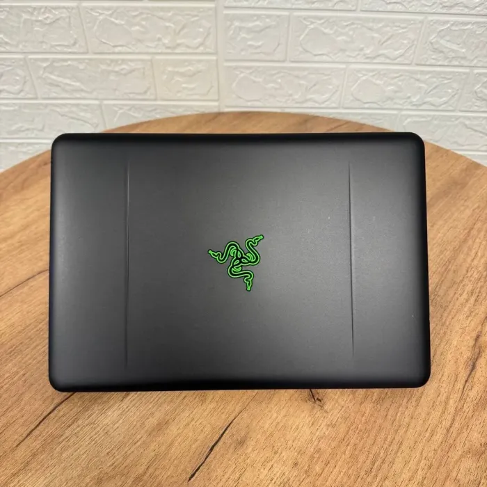 Ігровий ноутбук Б-клас Razer Blade 14 RZ09-0195 / 14" (1920x1080) IPS / Intel Core i7-7700HQ (4 (8) ядра по 2.8 - 3.8 GHz) / 16 GB DDR4 / 256 GB SSD NVMe / nVidia GeForce GTX 1060, 6 GB GDDR5, 192-bit / WebCam б/в - зображення 3