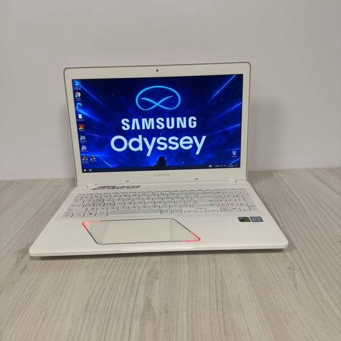 Ігровий ноутбук Samsung Odyssey NP800G5H-X02US White / 15.6" (1920x1080) IPS / Intel Core i7-7700HQ (4 (8) ядра по 2.8 - 3.8 GHz) / 8 GB DDR4 / 256 GB SSD NVMe / nVidia GeForce GTX 1050, 4 GB GDDR5, 128-bit / WebCam б/в - зображення 2