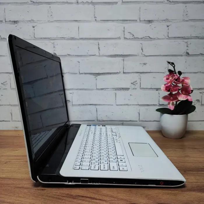 Ноутбук Б-клас Sony SVE171A11M / 17.3" (1600x900) TN / Intel Core i3-2370M (2 (4) ядра по 2.4 GHz) / 8 GB DDR3 / 128 GB SSD / AMD Radeon HD 7610M, 1 GB GDDR3, 128-bit / WebCam / DVD-ROM б/в - зображення 6