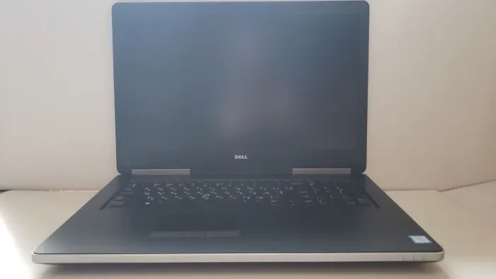 Мобільна робоча станція Dell Precision 7720 / 17.3" (1920x1080) IPS / Intel Core i7-6820HQ (4 (8) ядра по 2.7 - 3.6 GHz) / 16 GB DDR4 / 256 GB SSD M.2 + 500 GB HDD / AMD Radeon Pro WX 4130, 2 GB GDDR5, 128-bit / WebCam / Win 10 Pro б/в - зображення 6
