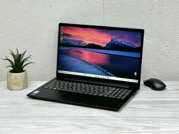 Ультрабук Lenovo V15 G3 / 15.6" (1920x1080) TN / Intel Core i5-1235U (10 (12) ядер по 3.3 - 4.4 GHz) / 16 GB DDR4 / 512 GB SSD M.2 / Intel Iris Xe Graphics / WebCam / Win 11 Home б/в - зображення 4
