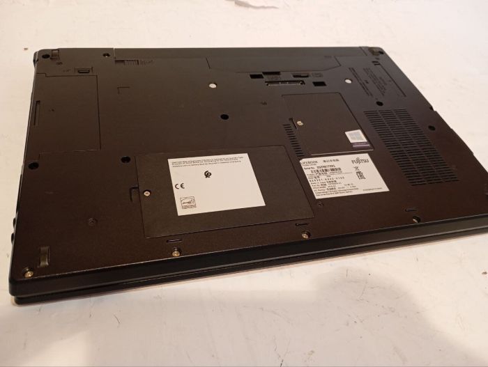 Ноутбук Б-клас Fujitsu LifeBook E556 / 15.6" (1366x768) TN / Intel Core i5-6200U (2 (4) ядра по 2.3 - 2.8 GHz) / 8 GB DDR4 / 240 GB SSD / Intel HD Graphics 520 / WebCam / DVD-RW б/в - зображення 7