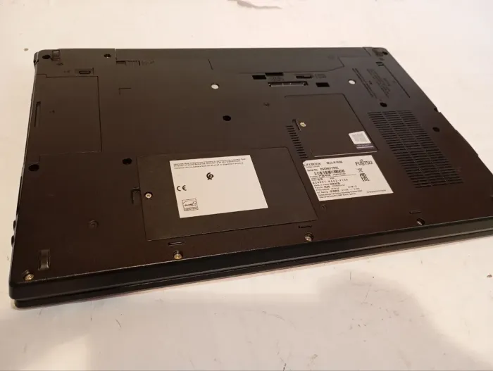 Ноутбук Б-клас Fujitsu LifeBook E556 / 15.6" (1366x768) TN / Intel Core i5-6200U (2 (4) ядра по 2.3 - 2.8 GHz) / 8 GB DDR4 / 240 GB SSD / Intel HD Graphics 520 / WebCam / DVD-RW б/в - зображення 7