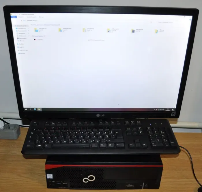 Комплект ПК: Fujitsu Esprimo D756 E85 SFF / Intel Core i5-6500 (4 ядра по 3.2 - 3.6 GHz) / 16 GB DDR4 / 500 GB SSD / Intel HD Graphics 530 / DVD-ROM + Монітор Б-клас 22" (168 TN / VGA, DVI / Windows 11 б/в - зображення 6