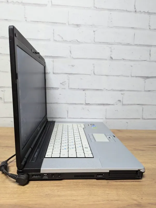 Ноутбук Fujitsu LifeBook E780 / 15.6" (1366x768) TN / Intel Core i3-370M (2 (4) ядра по 2.4 GHz) / 8 GB DDR3 / 128 GB SSD / Intel HD Graphics / WebCam / Без АКБ б/в - зображення 3