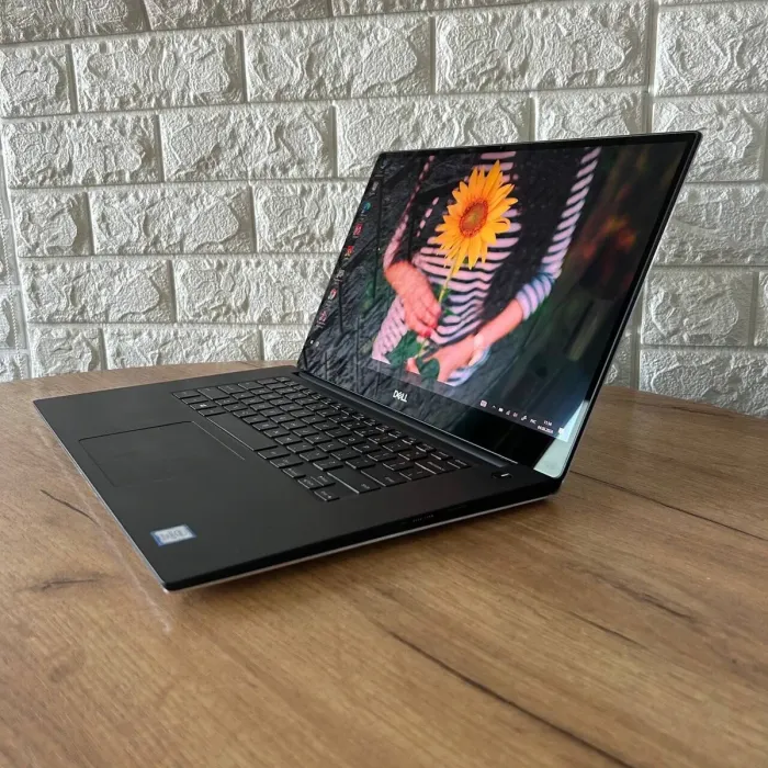 Мобільна робоча станція Dell Precision 5540 / 15.6" (3840x2160) IPS Touch / Intel Core i7-9850H (6 (12) ядер по 2.6 - 4.6 GHz) / 16 GB DDR4 / 256 GB SSD / nVidia Quadro T1000, 4 GB GDDR5, 128-bit / WebCam б/в - зображення 5