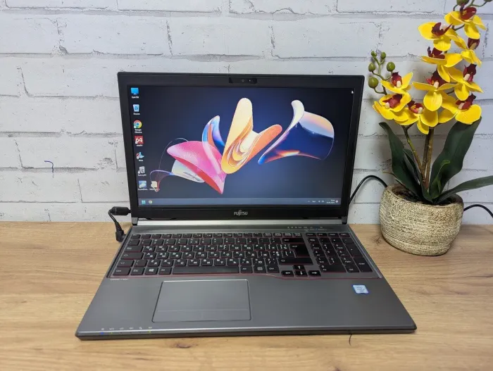Ноутбук Б-клас Fujitsu LifeBook E756 / 15.6'' (1366x768) TN / Intel Core i5-6300U (2 (4) ядра по 2.4 - 3.0 GHz) / 8 GB DDR4 / 128 GB SSD / Intel HD Graphics 520 / WebCam / Без АКБ б/в - зображення 2