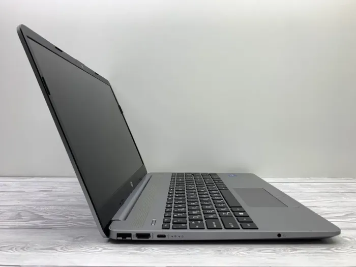 Ультрабук Б-клас HP 250 G8 / 15.6" (1920x1080) TN / Intel Core i5-1135G7 (4 (8) ядра по 2.4 - 4.2 GHz) / 16 GB DDR4 / 512 GB SSD / Intel Iris Xe Graphics / WebCam б/в - зображення 6
