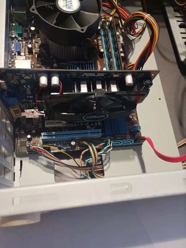 ПК Б-клас Asus Tower / Intel Core 2 Quad Q6700 (4 ядра по 2.66 GHz) / 4 GB DDR2 / 128 GB SSD / nVidia GeForce GT 220, 512 MB GDDR3, 128-bit / 400W / Win 10 б/в - зображення 6