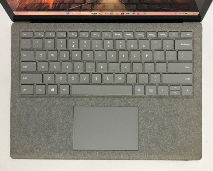 Ультрабук Microsoft Surface Laptop 2 1769 / 13.5" (2256x1504) IPS Touch / Intel Core i7-8650U (4 (8) ядра по 1.9 - 4.2 GHz) / 16 GB DDR4 / 512 GB SSD NVMe / Intel UHD Graphics 620 / WebCam / Win 11 Pro б/в - зображення 8