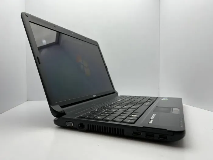 Ноутбук Fujitsu Lifebook AH530 / 15" (1366x768) TN / Intel Core i3-370M (2 (4) ядра по 2.4 GHz) / 4 GB DDR3 / 320 GB HDD / Intel HD Graphics / WebCam б/в - зображення 3