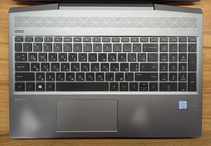 Мобільна робоча станція HP zBook 15v G5 / 15.6" (1920x1080) IPS / Intel Core i7-8750H (6 (12) ядер по 2.2 - 4.1 GHz) / 16 GB DDR4 / 512 GB SSD / nVidia Quadro P600, 4 GB GDDR5, 128-bit / WebCam / TouchID / Windows 10 б/в - зображення 3