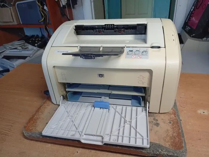 Принтер Б-клас HP LaserJet 1018 / Лазерний монохромний друк / 600x600 dpi / A4 / 12 стор / хв / USB 2.0 б/в - изображение 4