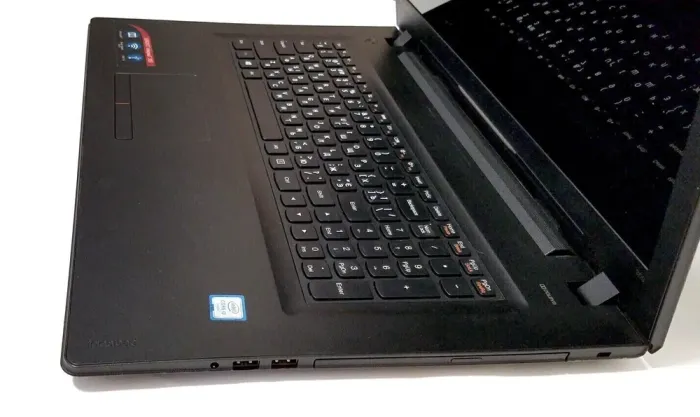 Ноутбук Lenovo IdeaPad 300-17ISK / 17.3" (1600x900) TN / Intel Core i3-6100U (2 (4) ядра по 2.3 GHz) / 12 GB DDR3 / 1000 GB SSD / Intel HD Graphics 520 / WebCam / Win 10 Home б/в - зображення 4