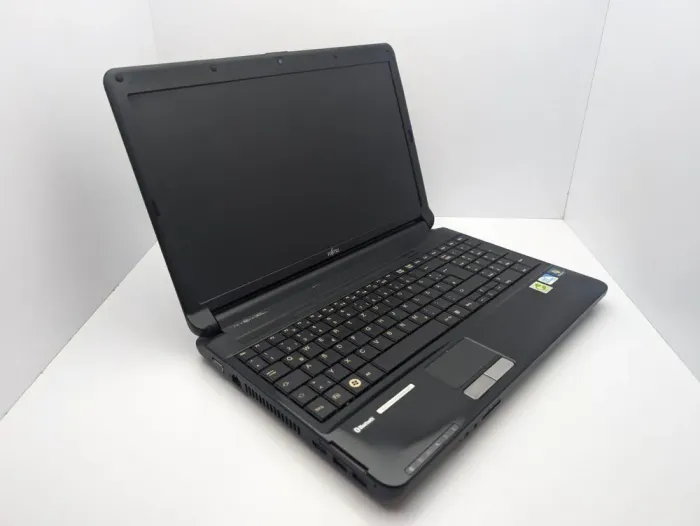 Ноутбук Fujitsu Lifebook A530 / 15" (1366x768) TN / Intel Core i3-370M (2 (4) ядра по 2.4 GHz) / 6 GB DDR3 / 500 GB HDD / Intel HD Graphics / WebCam б/в - зображення 3