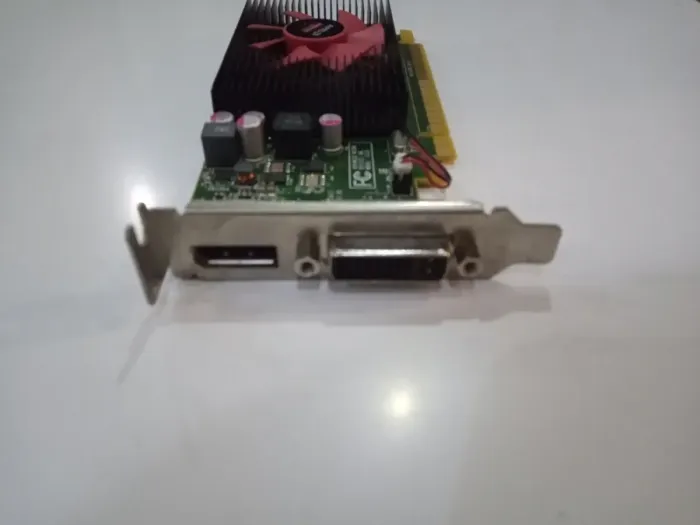 Дискретна відеокарта AMD Radeon R5 340X, 2 GB DDR3, 64-bit / 1x DVI, 1x DisplayPort / Для корпусів форм-фактора Tower б/в - зображення 4