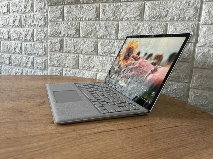 Ультрабук Microsoft Surface Laptop 2 / 13.5" (2256x1504) IPS Touch / Intel Core i5-8350U (4 (8) ядра по 1.7 - 3.6 GHz) / 8 GB DDR3 / 256 GB SSD / Intel UHD Graphics 620 / WebCam б/в - зображення 5