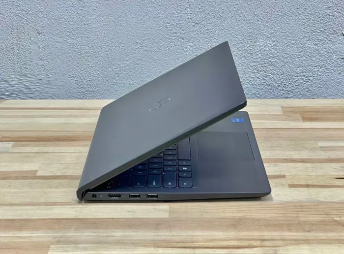 Ультрабук Dell Vostro 3420 / 14" (1920x1080) IPS / Intel Core i5-1235U (10 (12) ядер по 3.3 - 4.4 GHz) / 16 GB DDR4 / 512 GB SSD / Intel Iris Xe Graphics / WebCam / Win 11 Pro б/в - зображення 4
