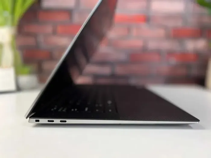 Мобільна робоча станція Dell Precision 5550 / 15.6" (1920x1080) IPS / Intel Core i9-10885H (8 (16) ядер по 2.4 - 5.1 GHz) / 32 GB DDR4 / 512 GB SSD M.2 / nVidia Quadro T2000, 4 GB GDDR5, 128-bit / WebCam / Win 11 Pro б/в - зображення 4